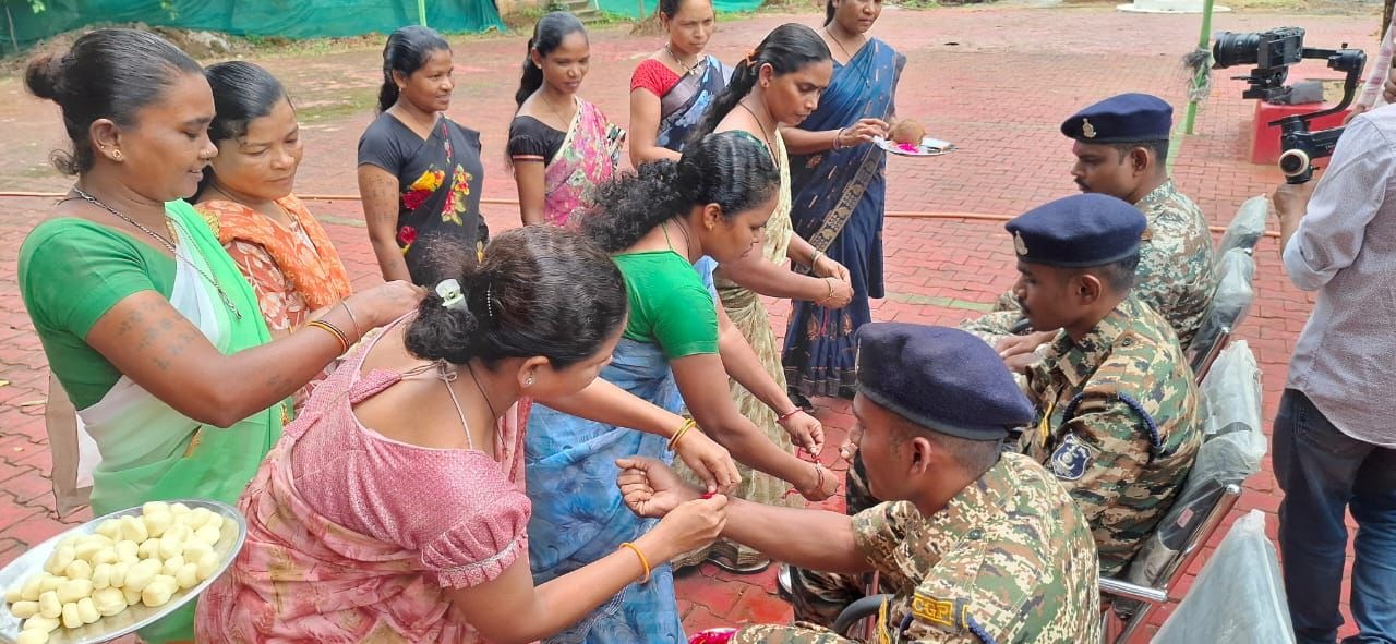 25 साल जंगल और संघर्ष में बिताने वाली मीना ने जवानों को बनाया भाई, मुख्यधारा में लौटने का दिया संदेश