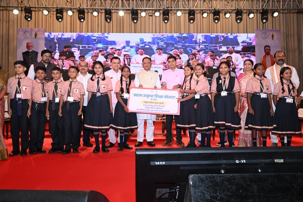 मजदूरों के बच्चों के लिए खुले नामी स्कूलों के दरवाजे: CM विष्णु देव साय ने 1.45 लाख श्रमिकों को बांटे ₹39 करोड़, बच्चों संग जमीन पर बैठकर किया लंच
