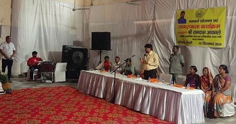 मटियाला में कचरा बीनने वाले श्रमिकों को मिले नमस्ते कार्ड, अठावले ने बांटे आयुष्मान कार्ड