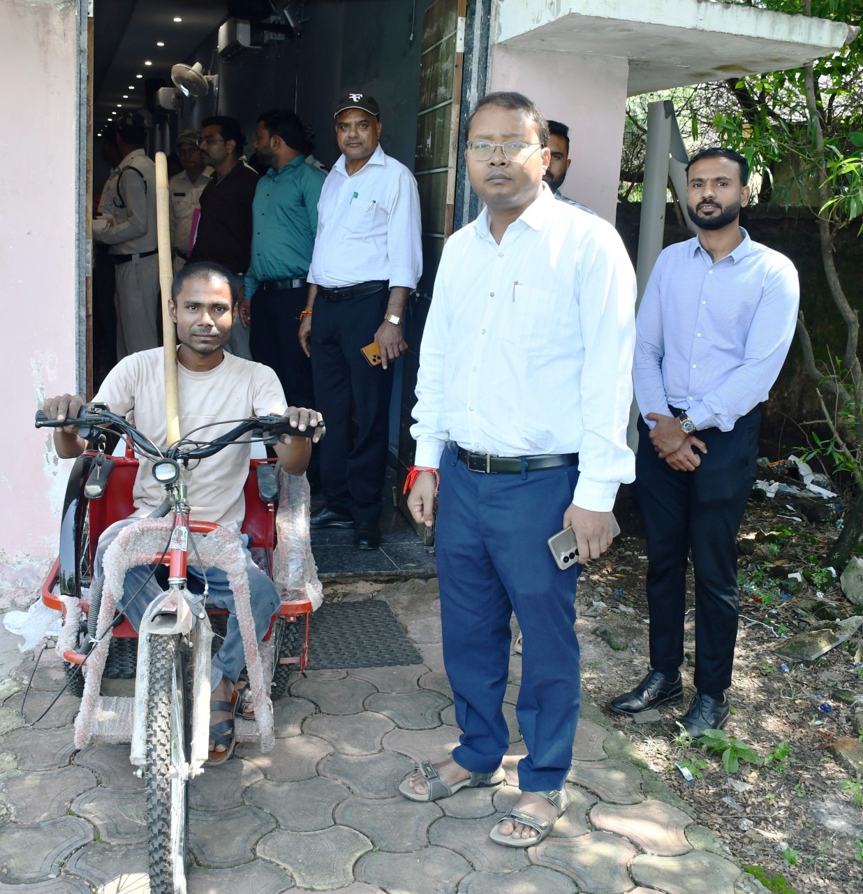 मुंगेली जनदर्शन में दिव्यांग महेंद्र को मिली बैटरी चलित ट्राईसाइकिल, अब खुद कर सकेंगे रोजगार के काम