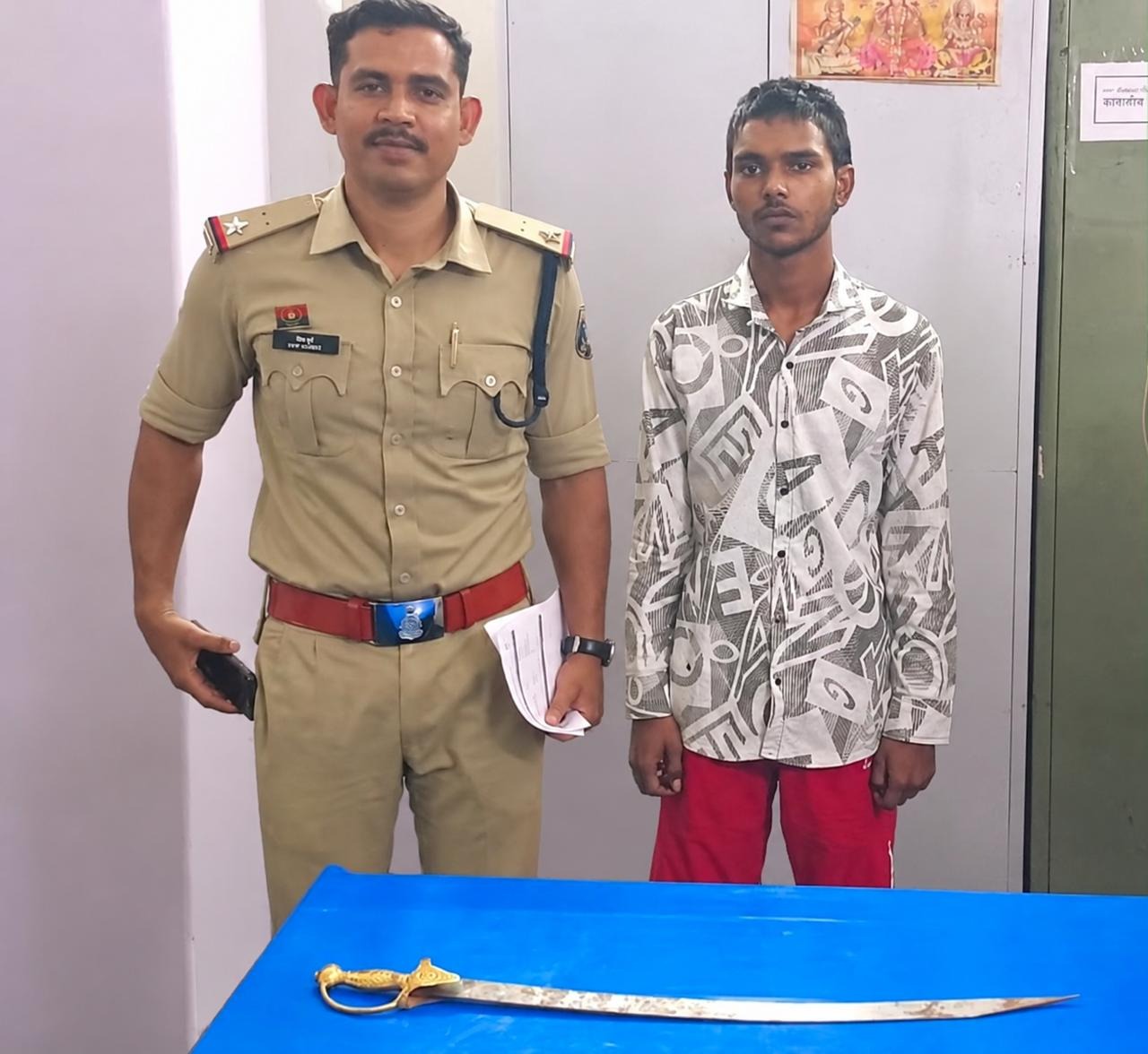 शहीद स्मारक के पास तलवार लहराकर दहशत फैला रहा था युवक, रायपुर पुलिस ने घेराबंदी कर दबोचा