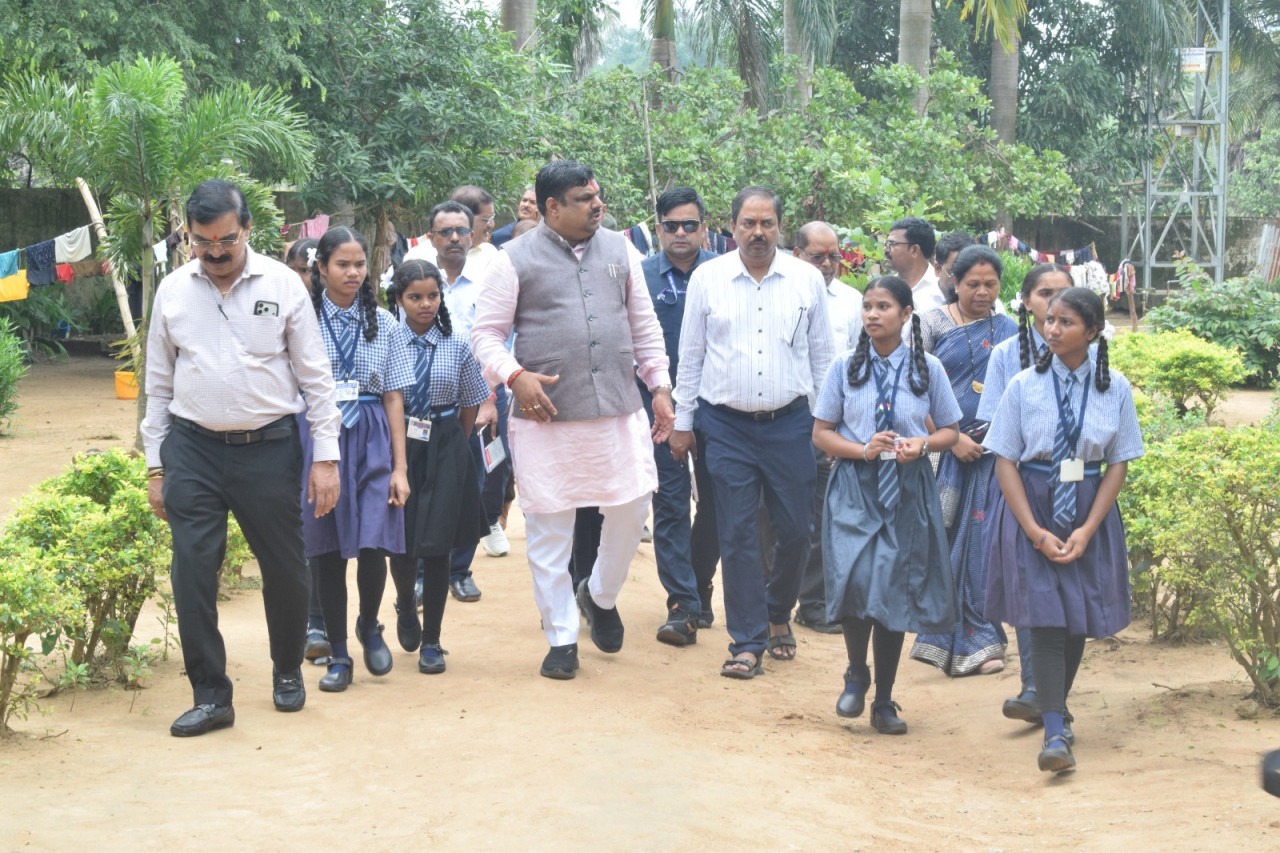 बस्तर के बच्चों को मिलेगी आधुनिक तकनीक और पौष्टिक आहार, मंत्री गजेंद्र यादव ने सुदूर अंचलों के स्कूलों का किया निरीक्षण