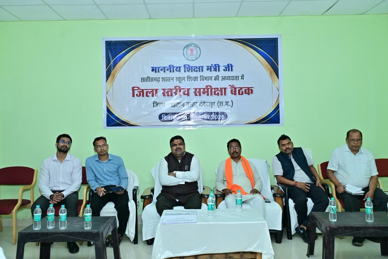 बच्चों को अपना समझकर करें काम, मंत्री ने अधीक्षकों को दी नसीहत