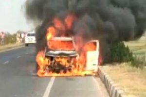 चलती कार में लगी आग