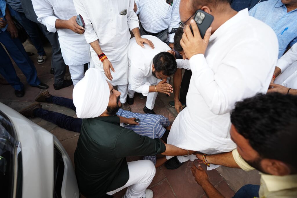 दिल्ली की मुख्यमंत्री आतिशी ने भाजपा नेता की गाड़ी में बैठकर मचाया हंगामा, सौरभ भारद्वाज ने पैर पकड़ा