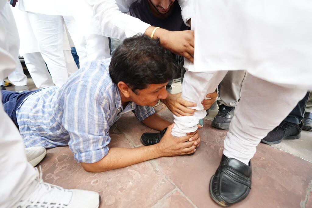 दिल्ली की मुख्यमंत्री आतिशी ने भाजपा नेता की गाड़ी में बैठकर मचाया हंगामा, सौरभ भारद्वाज ने पैर पकड़ा