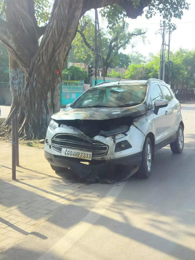 चलती कार में आग लगने की घटना रायपुर