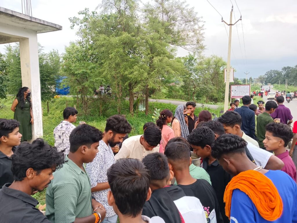 भैयाथान-जमड़ी में निकाली गई भव्य कांवड़ यात्रा