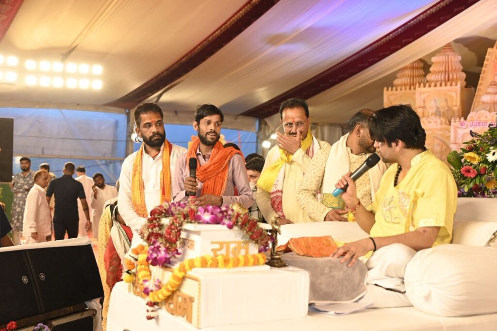 बागेश्वर धाम के दिव्य दरबार में 'घर वापसी' का जयघोष: मुस्लिम व ईसाई परिवारों ने किया सनातन धर्म में 'घर वापसी'