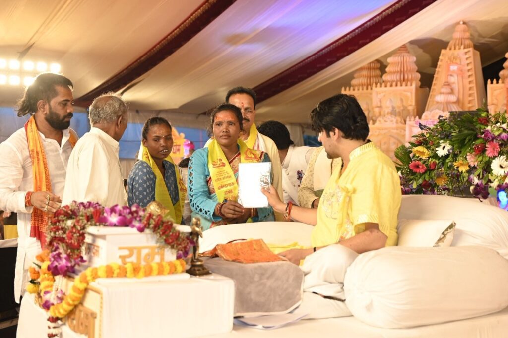 बागेश्वर धाम के दिव्य दरबार में 'घर वापसी' का जयघोष: मुस्लिम व ईसाई परिवारों ने किया सनातन धर्म में 'घर वापसी'