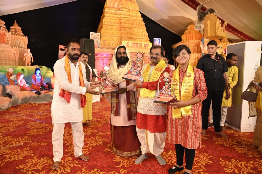 बागेश्वर धाम के दिव्य दरबार में 'घर वापसी' का जयघोष: मुस्लिम व ईसाई परिवारों ने किया सनातन धर्म में 'घर वापसी'