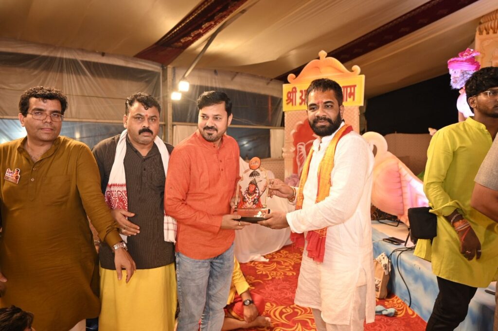 बागेश्वर धाम के दिव्य दरबार में 'घर वापसी' का जयघोष: मुस्लिम व ईसाई परिवारों ने किया सनातन धर्म में 'घर वापसी'