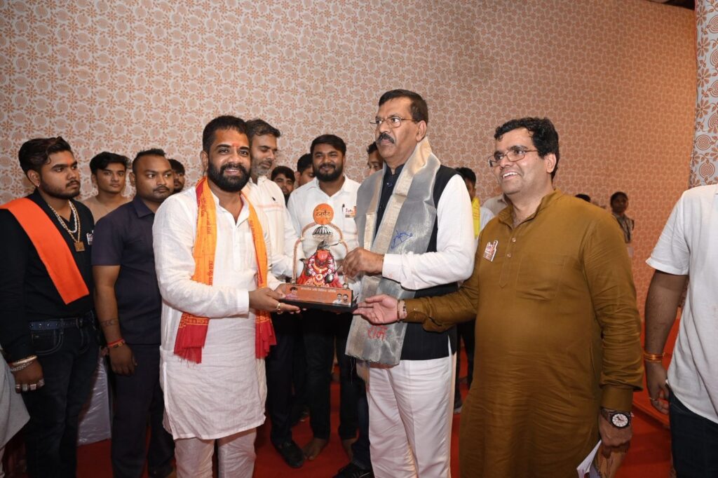 बागेश्वर धाम के दिव्य दरबार में 'घर वापसी' का जयघोष: मुस्लिम व ईसाई परिवारों ने किया सनातन धर्म में 'घर वापसी'