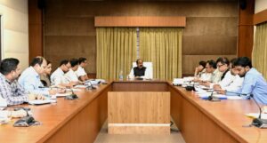उप मुख्यमंत्री अरुण साव नवा रायपुर विश्राम भवन में विभागीय समीक्षा बैठक लेते हुए