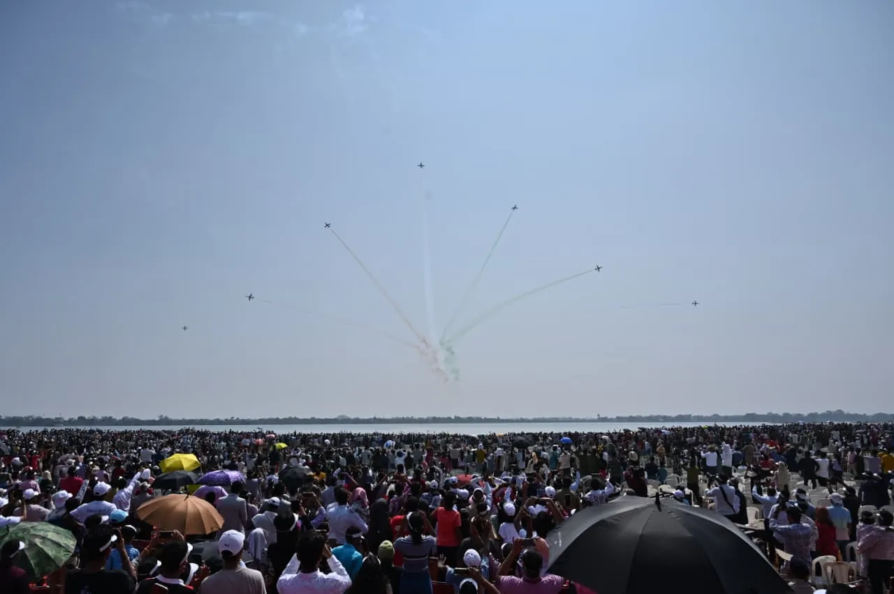 छत्तीसगढ़ राज्योत्सव 2025: सूर्यकिरण टीम का शानदार एयर शो, आसमान में लहराया तिरंगा