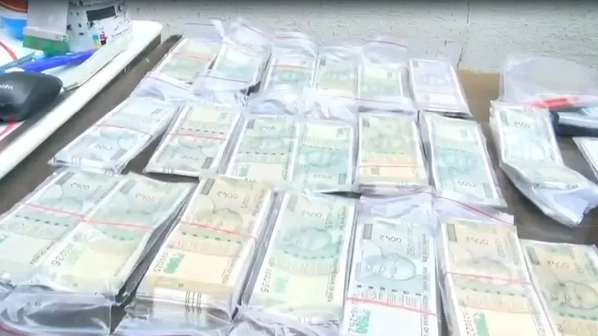 युवक घर पर ही छाप रहा था 500 के नोट