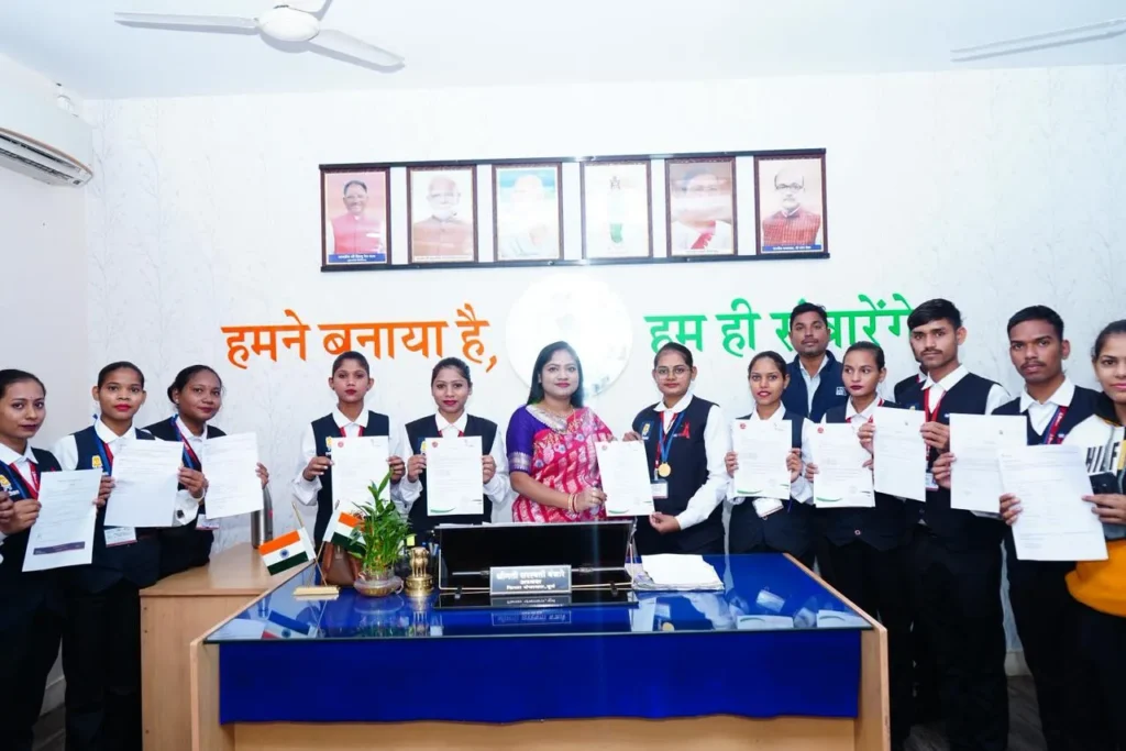ग्रामीण युवाओं को मिली उड़ान: 45 दिन की ट्रेनिंग के बाद 14 छात्रों को मिली नौकरी