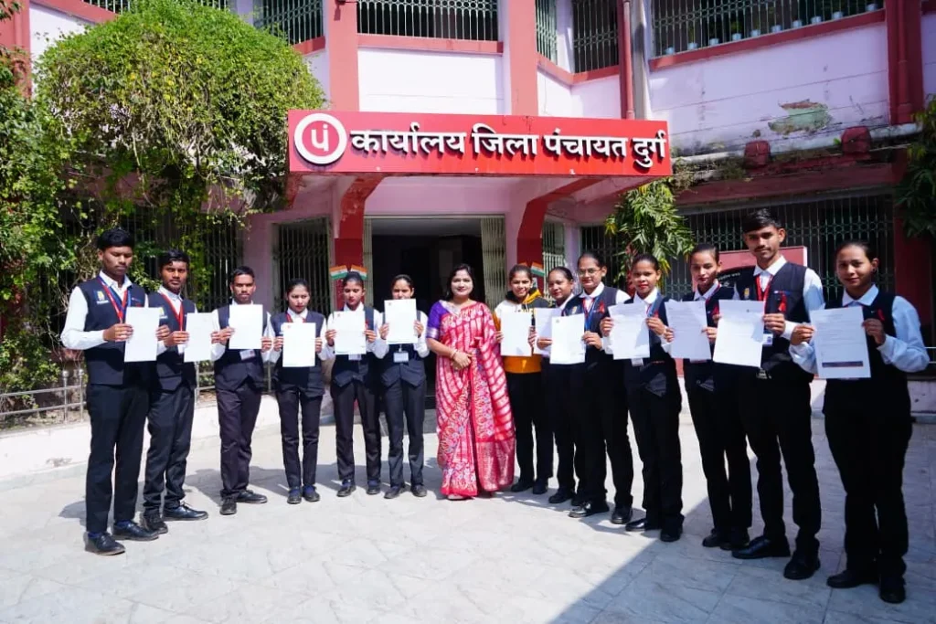 ग्रामीण युवाओं को मिली उड़ान: 45 दिन की ट्रेनिंग के बाद 14 छात्रों को मिली नौकरी