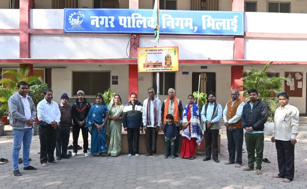 भिलाई से अयोध्या के लिए रवाना होते वरिष्ठ नागरिक और निगम अधिकारी