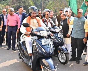 मुख्यमंत्री विष्णुदेव साय हेलमेट पहनकर स्कूटी चलाते हुए - रायपुर सड़क सुरक्षा समारोह