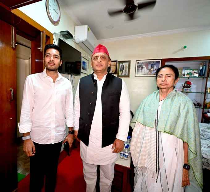 Akhilesh Yadav Mamata Banerjee meeting_omdarpan news