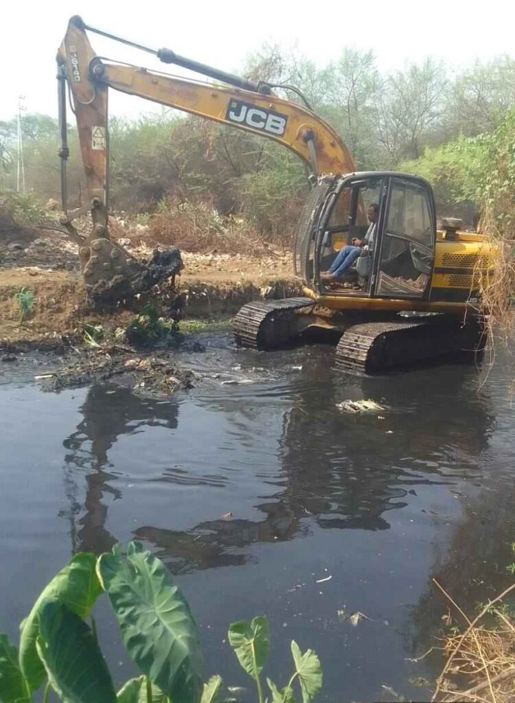 bhilai-mein-monsoon-se-pahle-nale-ki-safai-shuru