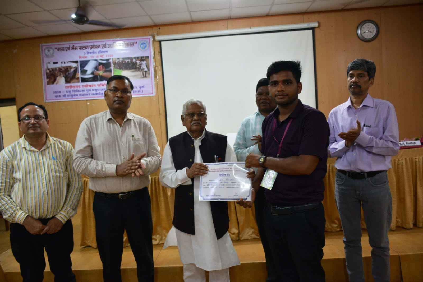 kamdhenu-vishwavidyalaya-dairy-udyamita-prashikshan-46-kisano-ko-praman-patra