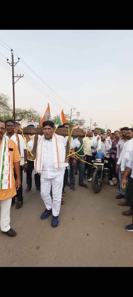 mehngai-ke-khilaf-congress-ka-halla-bol-dhamdha-mein-motorcycle-ko-bailon-ki-tarah-khinchkar-jataya-virodh