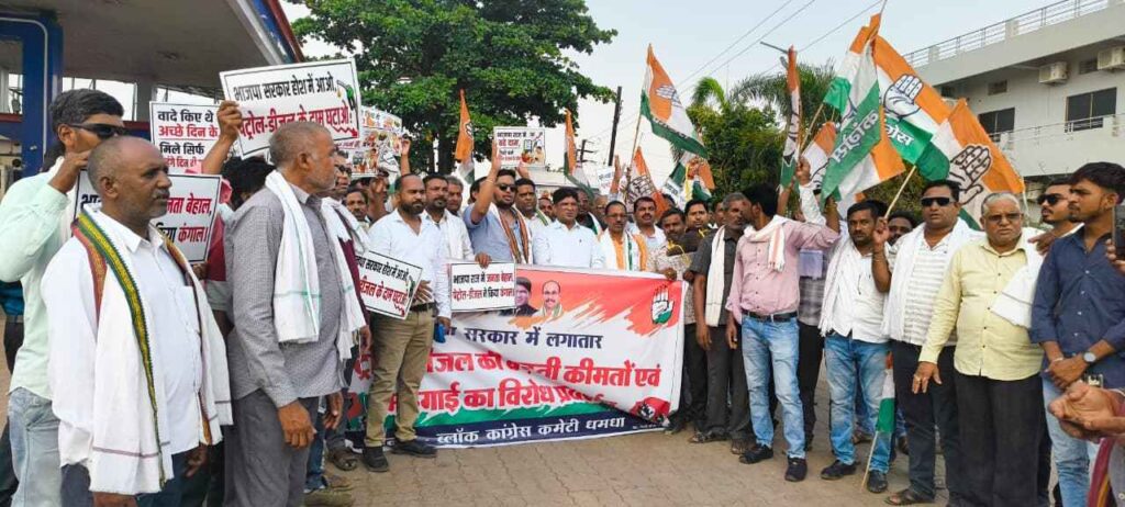 mehngai-ke-khilaf-congress-ka-halla-bol-dhamdha-mein-motorcycle-ko-bailon-ki-tarah-khinchkar-jataya-virodh
