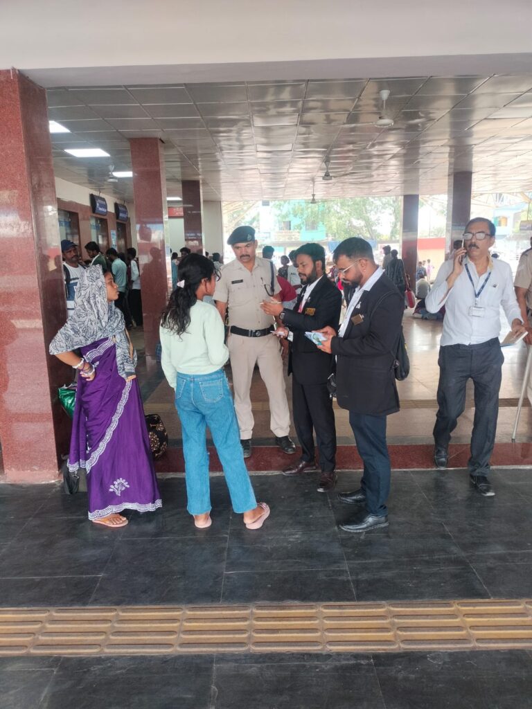 नाका टिकट चेकिंग अभियान बिलासपुर मंडल में 21 ट्रेनों की जांच