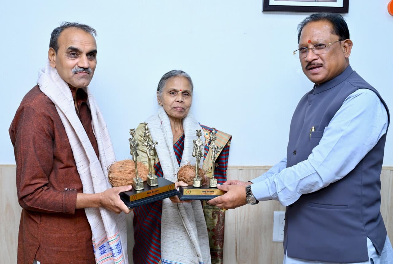 पद्मश्री गोडबोले दंपति से मिले मुख्यमंत्री विष्णुदेव साय