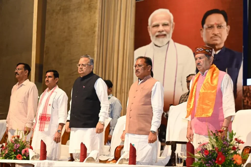 आपातकाल स्मृति दिवस में लोकतंत्र सेनानियों का सम्मान करते मुख्यमंत्री विष्णुदेव साय