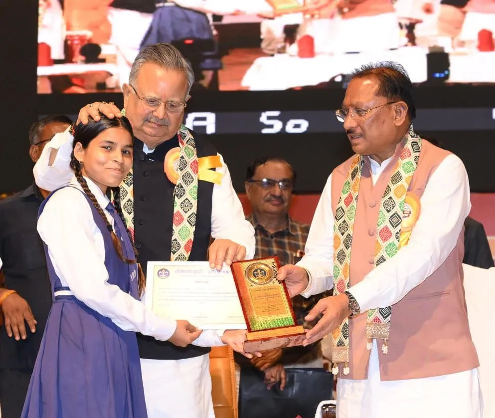 आपातकाल स्मृति दिवस में लोकतंत्र सेनानियों का सम्मान करते मुख्यमंत्री विष्णुदेव साय