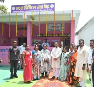 कोंडागांव में अटल डिजिटल सुविधा केंद्र का निरीक्षण करते मुख्यमंत्री विष्णुदेव साय