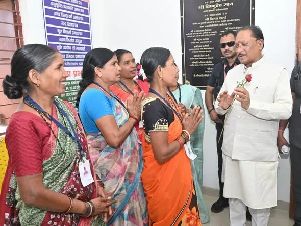 कोंडागांव में अटल डिजिटल सुविधा केंद्र का निरीक्षण करते मुख्यमंत्री विष्णुदेव साय
