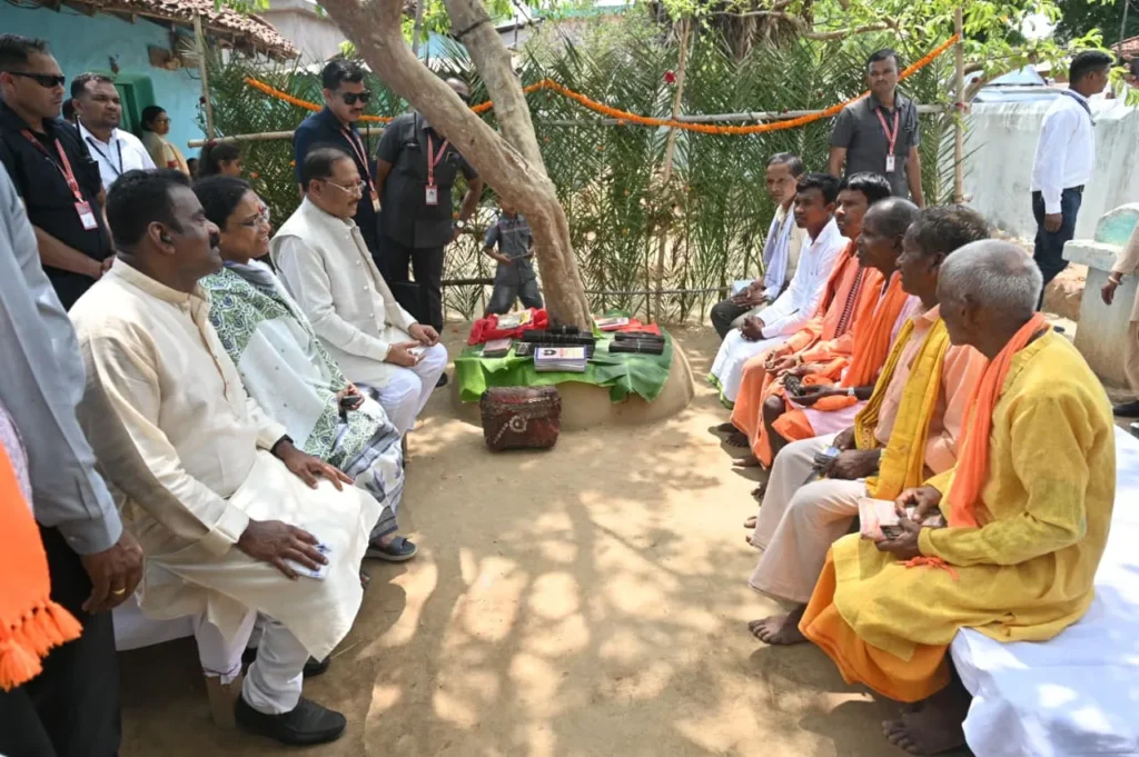कोंडागांव में दुर्लभ पांडुलिपियां देखते मुख्यमंत्री विष्णु देव साय