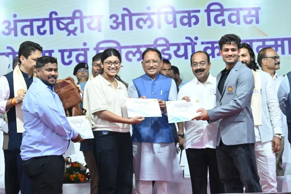 मिशन 2036 के संकल्प के तहत मुख्यमंत्री विष्णुदेव साय ने नवा रायपुर में 2036 पौधे रोपे