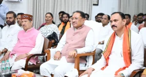 मुख्यमंत्री निवास में मन की बात 135वीं कड़ी सुनते मुख्यमंत्री विष्णु देव साय
