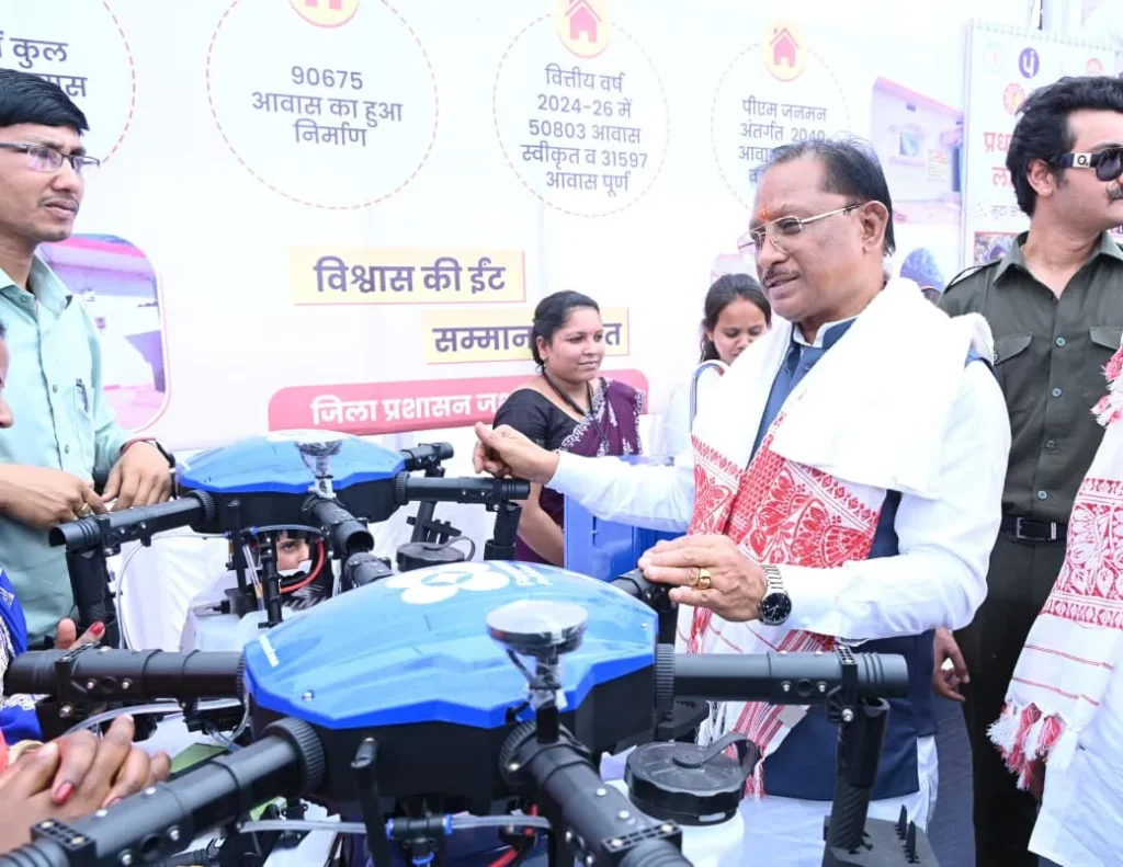 नमो ड्रोन दीदी योजना के तहत जशपुर की महिलाएं रायपुर में ड्रोन प्रशिक्षण लेते हुए