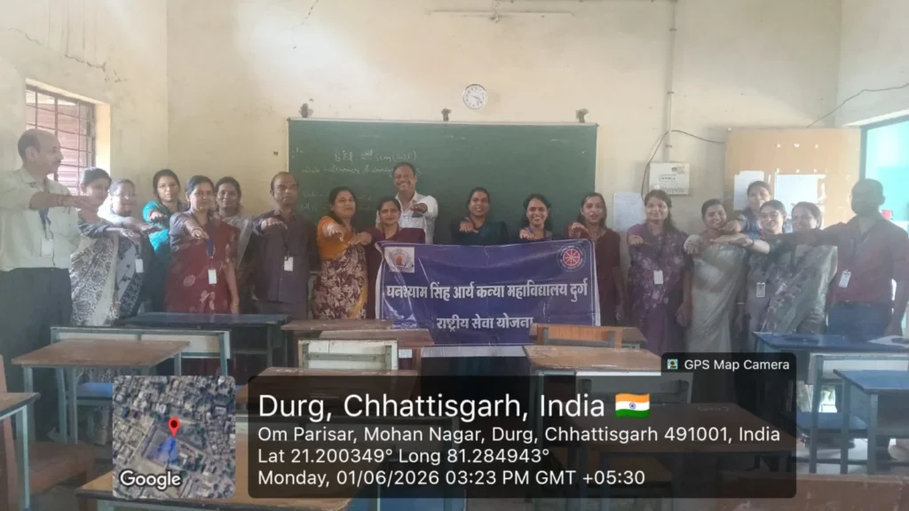 आर्य कन्या महाविद्यालय दुर्ग में तंबाकू निषेध की शपथ लेते प्राध्यापक व छात्राएं