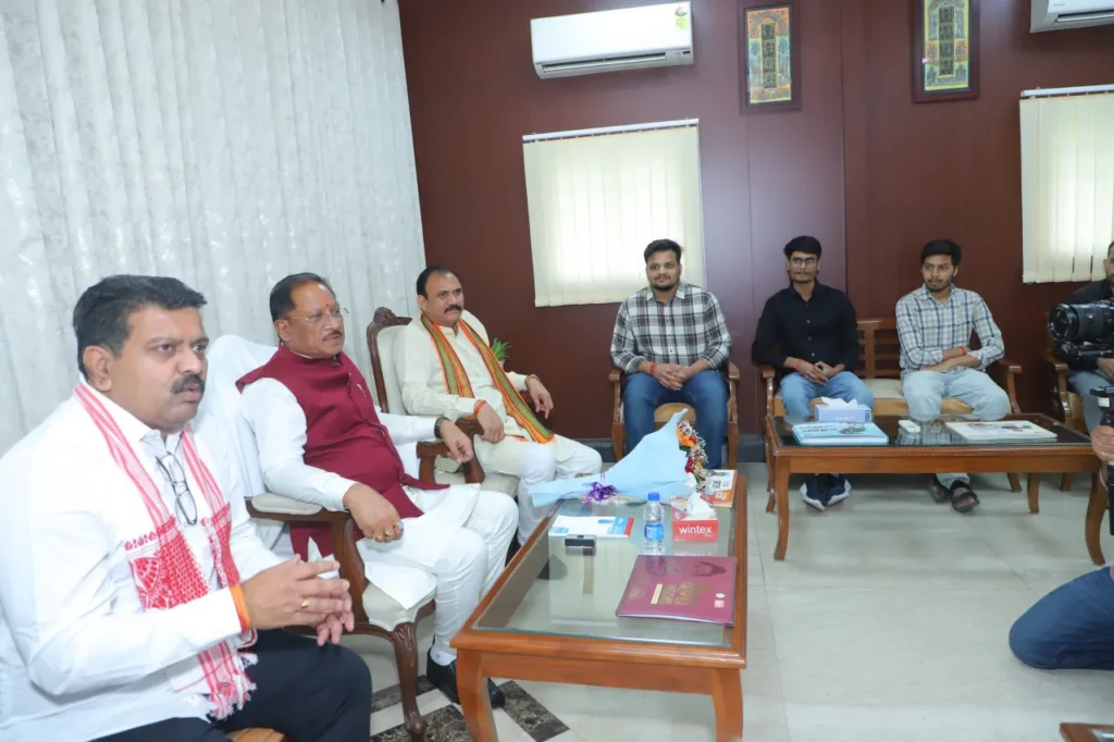 यूपीएससी प्रीलिम्स में सफल 13 छात्रों से मिले मुख्यमंत्री विष्णुदेव साय