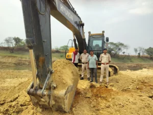 कोरबा में अवैध खनन पर कार्रवाई करते अधिकारी और जब्त वाहन