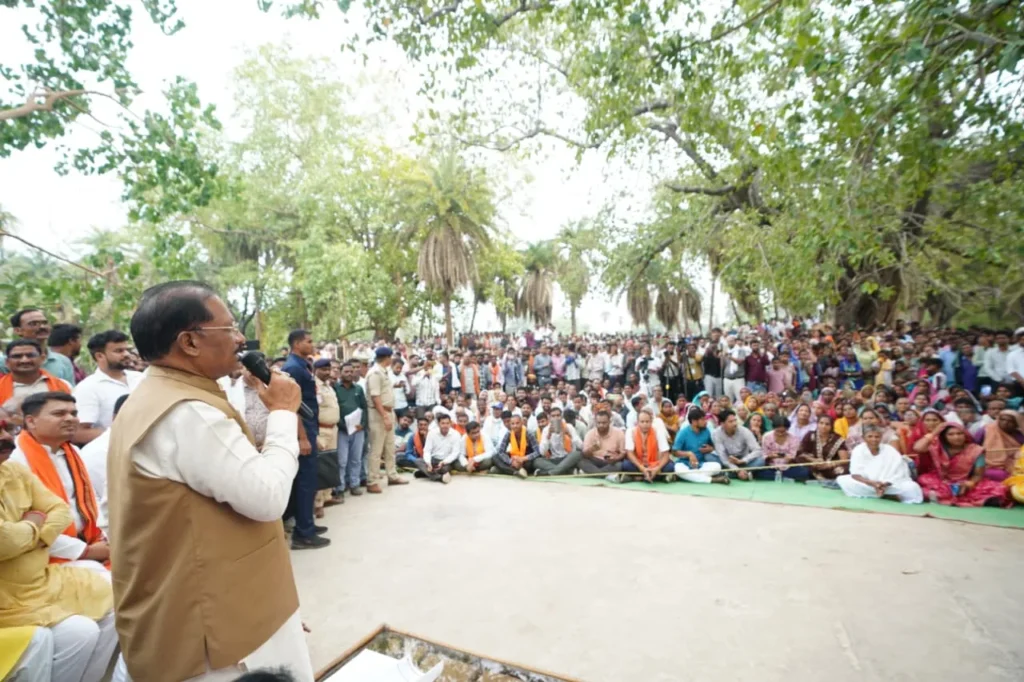 मुख्यमंत्री विष्णु देव साय जनचौपाल में ग्रामीणों के साथ