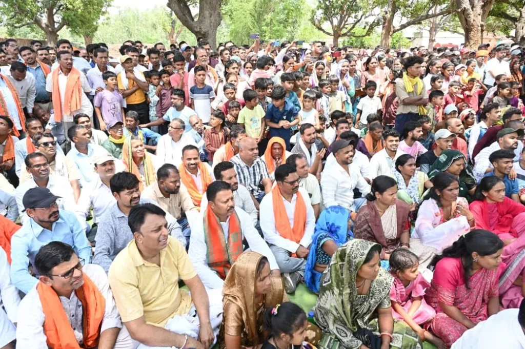 मुख्यमंत्री विष्णु देव साय जनचौपाल में ग्रामीणों के साथ