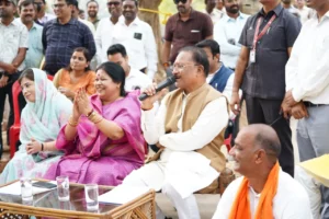 मुख्यमंत्री विष्णु देव साय जनचौपाल में ग्रामीणों के साथ
