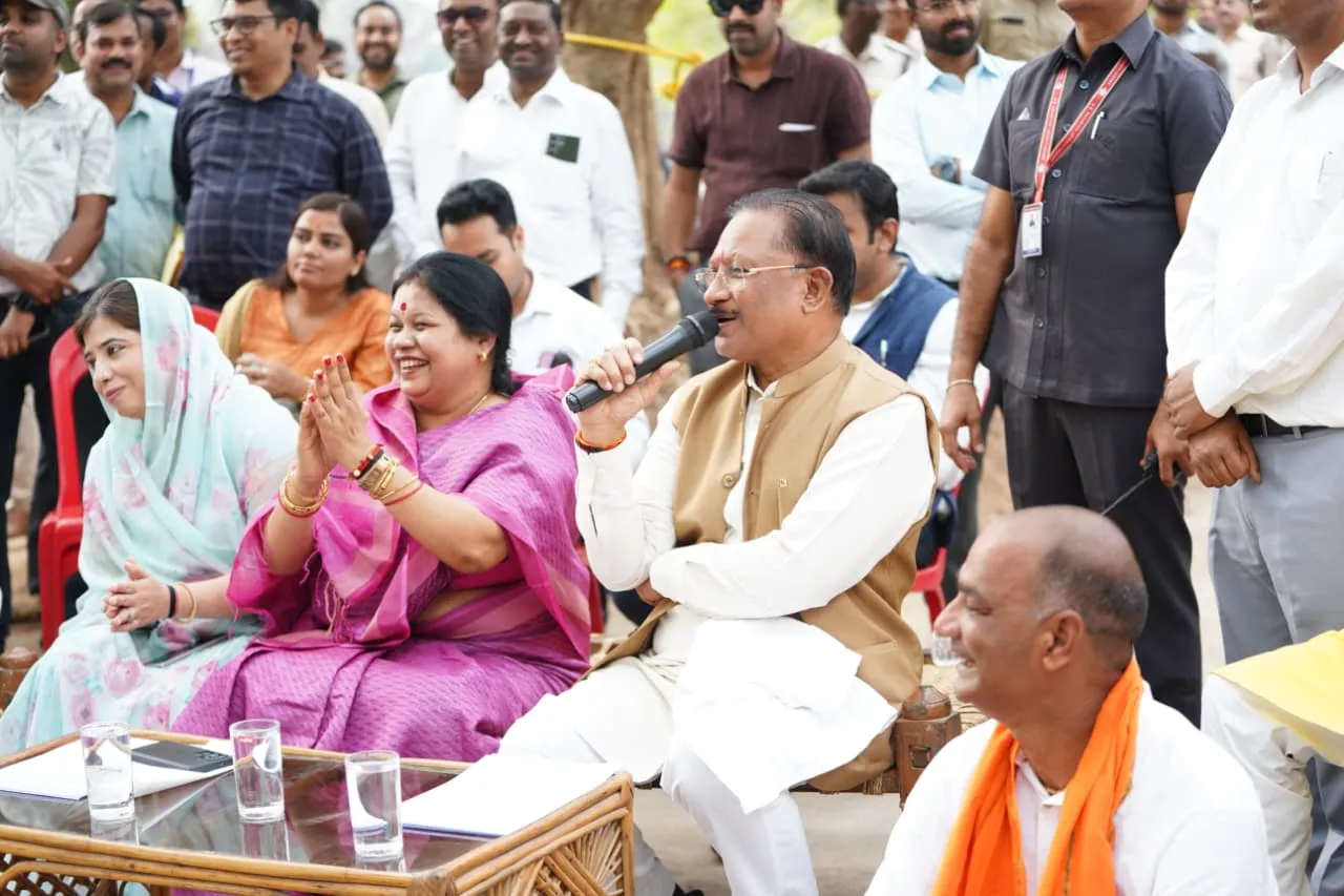 मुख्यमंत्री विष्णु देव साय जनचौपाल में ग्रामीणों के साथ