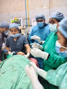सिम्स बिलासपुर में बच्चे की अन्ननली से सिक्का निकालते ईएनटी डॉक्टर