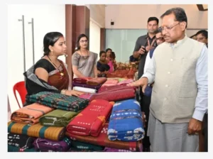 धमतरी में संबलपुरी साड़ियों की बुनाई करती ग्रामीण महिला बुनकर