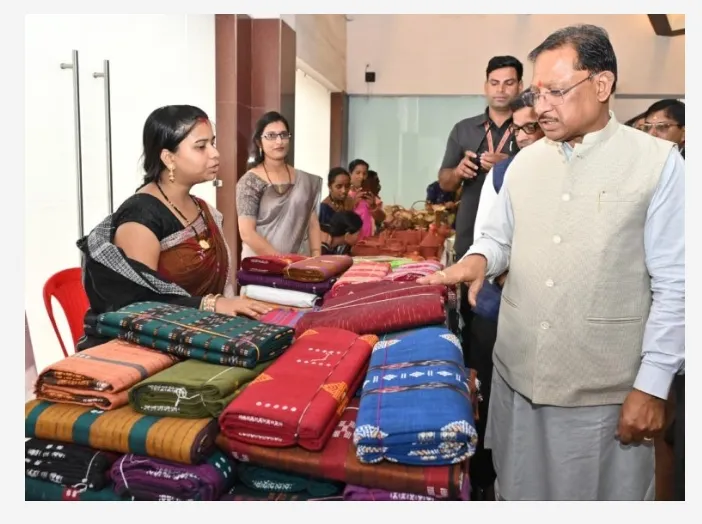धमतरी में संबलपुरी साड़ियों की बुनाई करती ग्रामीण महिला बुनकर