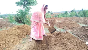 ग्रामीण रोजगार योजना के तहत कार्य करती श्रमिक रानी सिंह